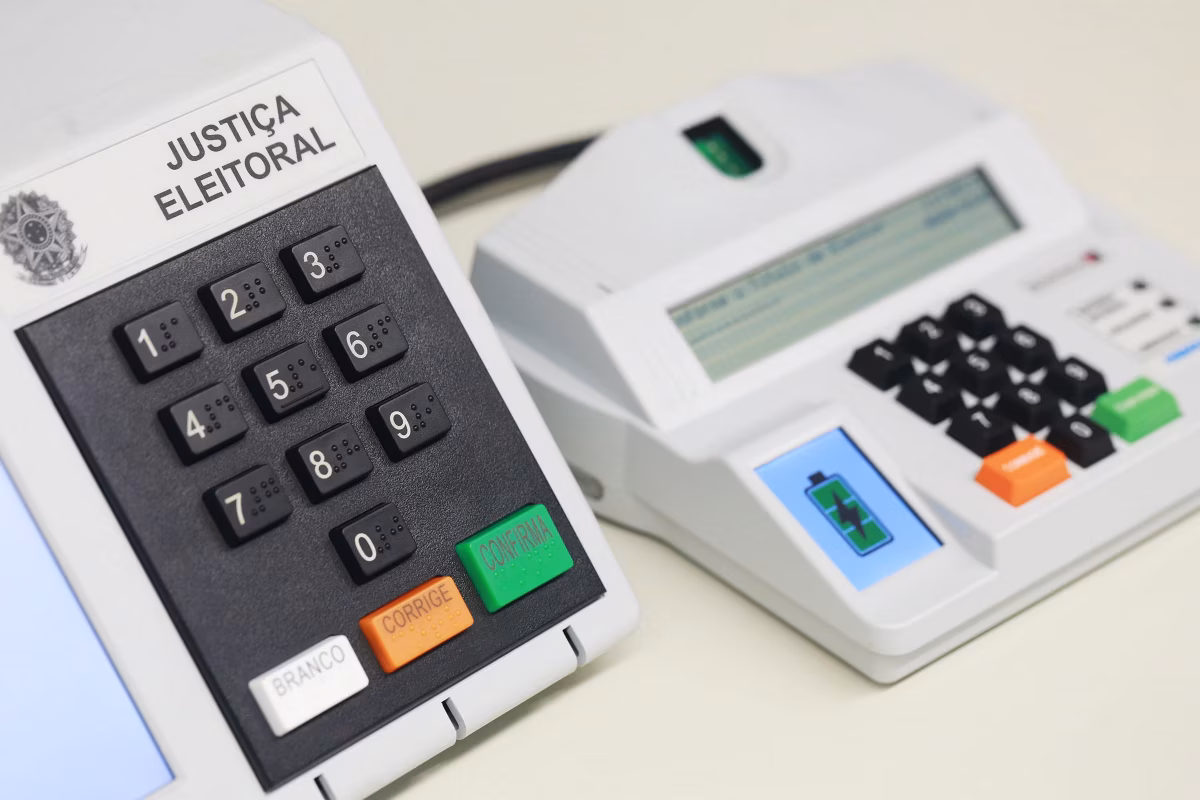 Levantamento revela que desconfiança sobre as urnas atinge 52% dos evangélicos