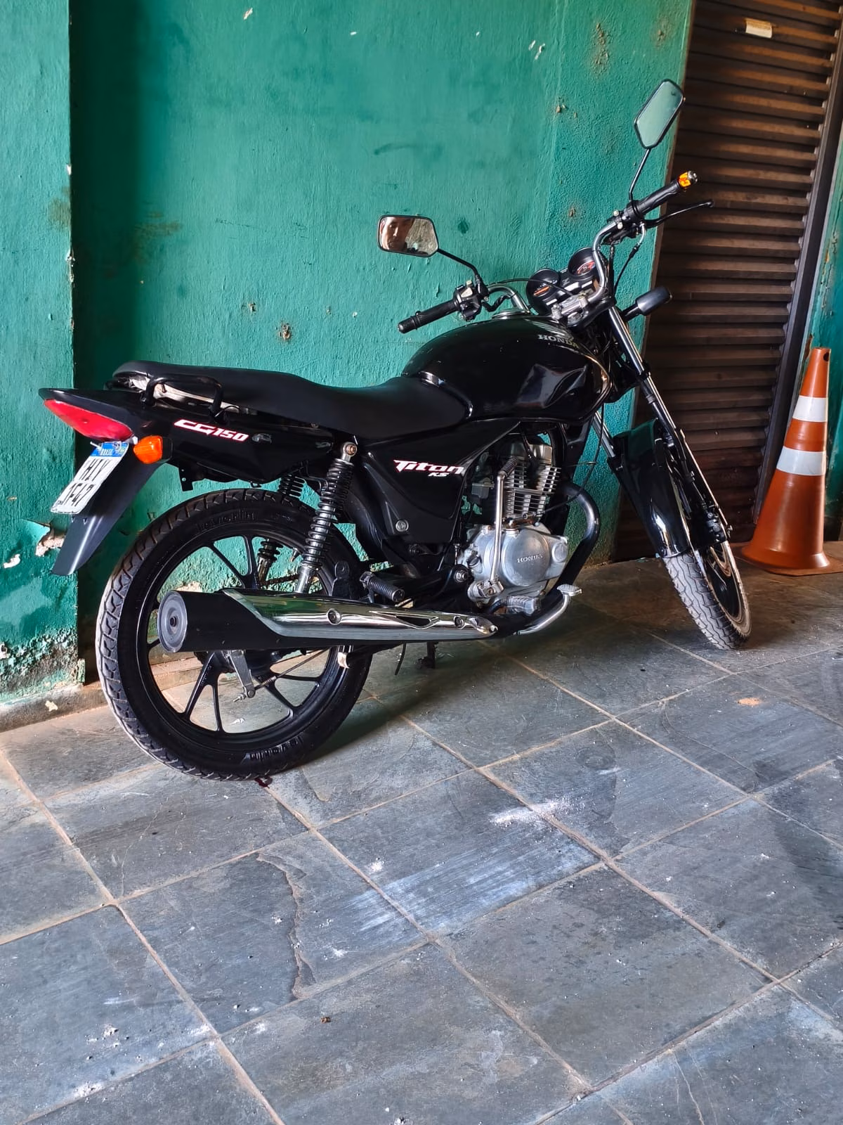 Sem os equipamentos obrigatórios e gerando perigo em uma área de grande aglomeração, os veículos foram retirados de circulação.