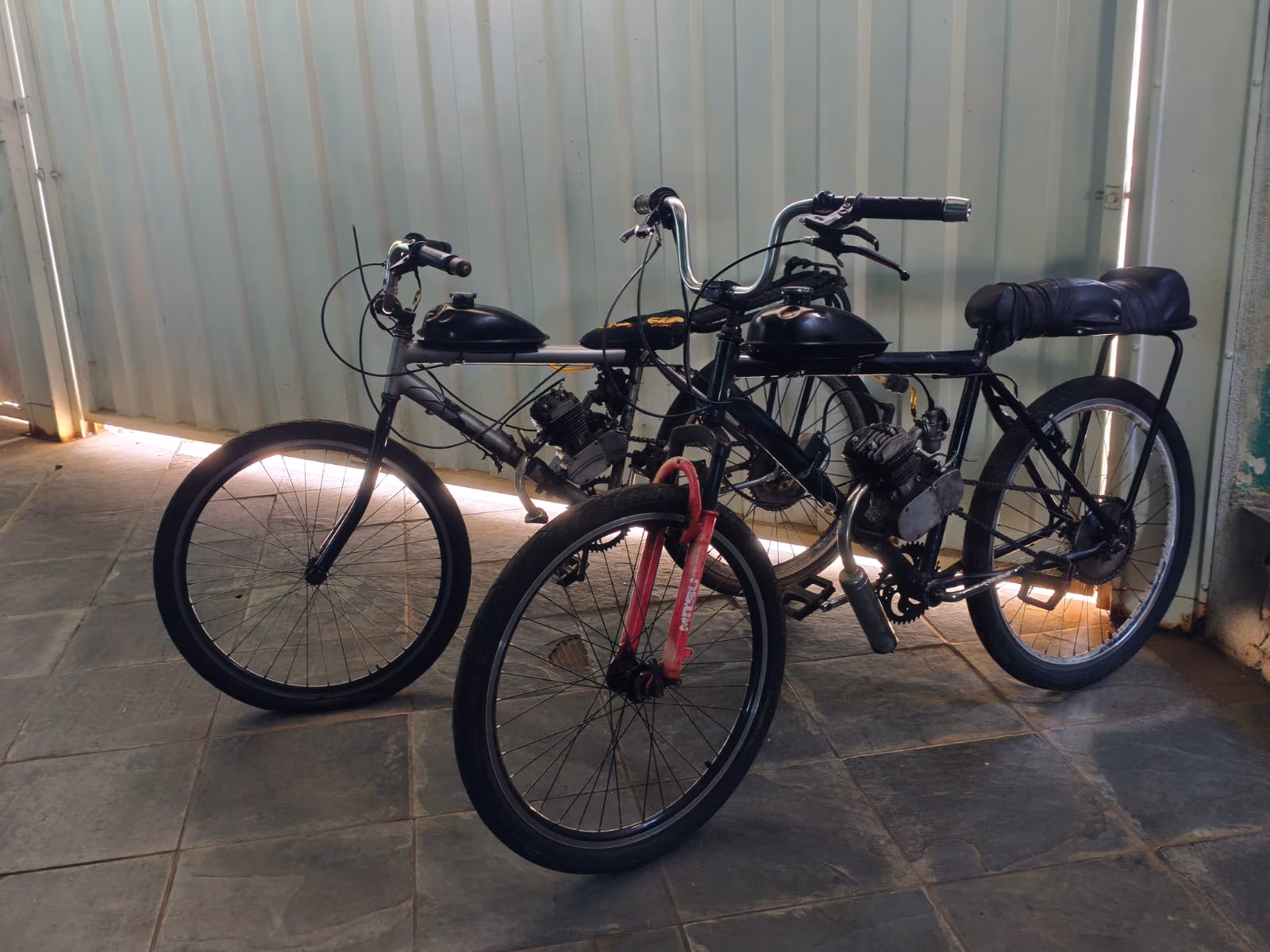 Sem os equipamentos obrigatórios e gerando perigo em uma área de grande aglomeração, os veículos foram retirados de circulação.