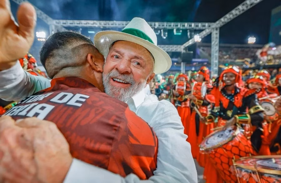 Lula se manifesta após noite de desfiles na Sapucaí