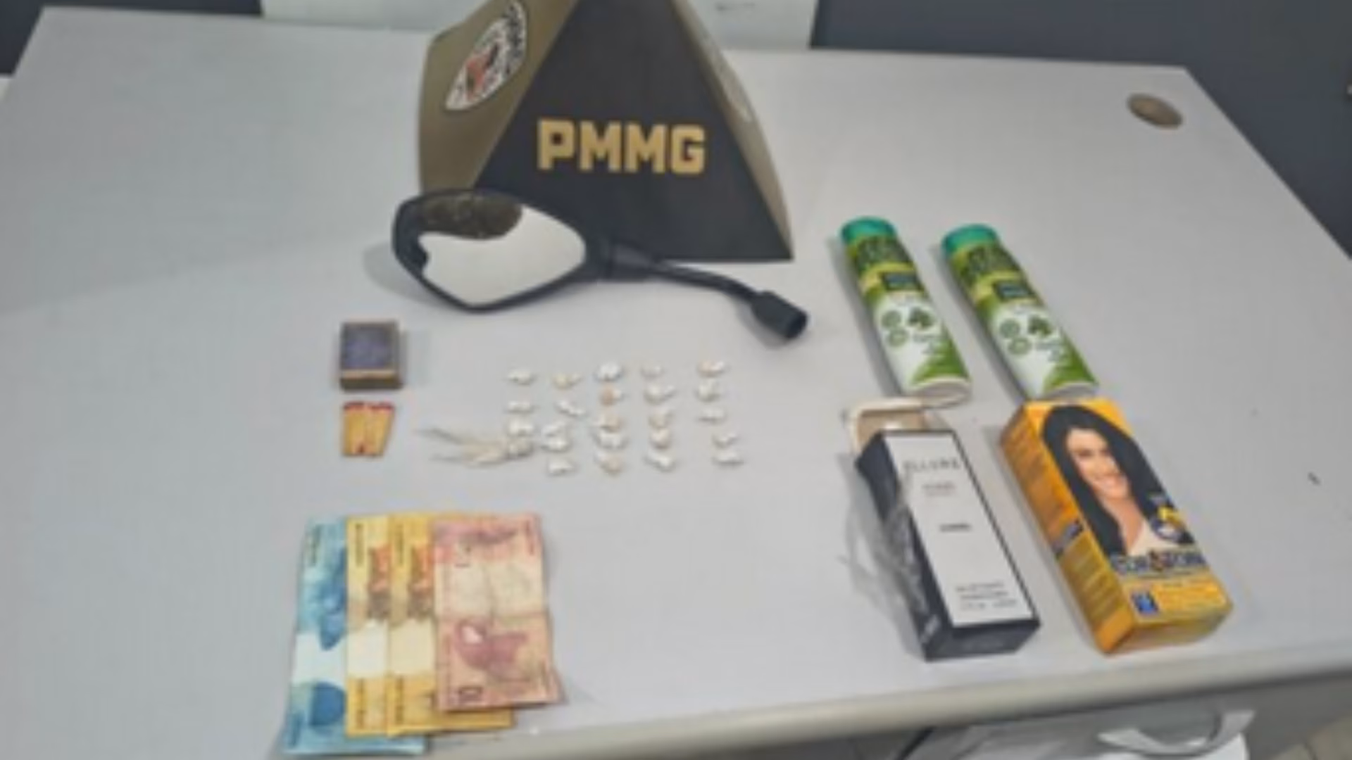 Durante as diligências, os militares abordaram um suspeito e encontraram com ele 24 pedras de crack, além de aproximadamente R$ 40 em dinheiro. O homem ainda tentou fugir, mas foi alcançado e preso