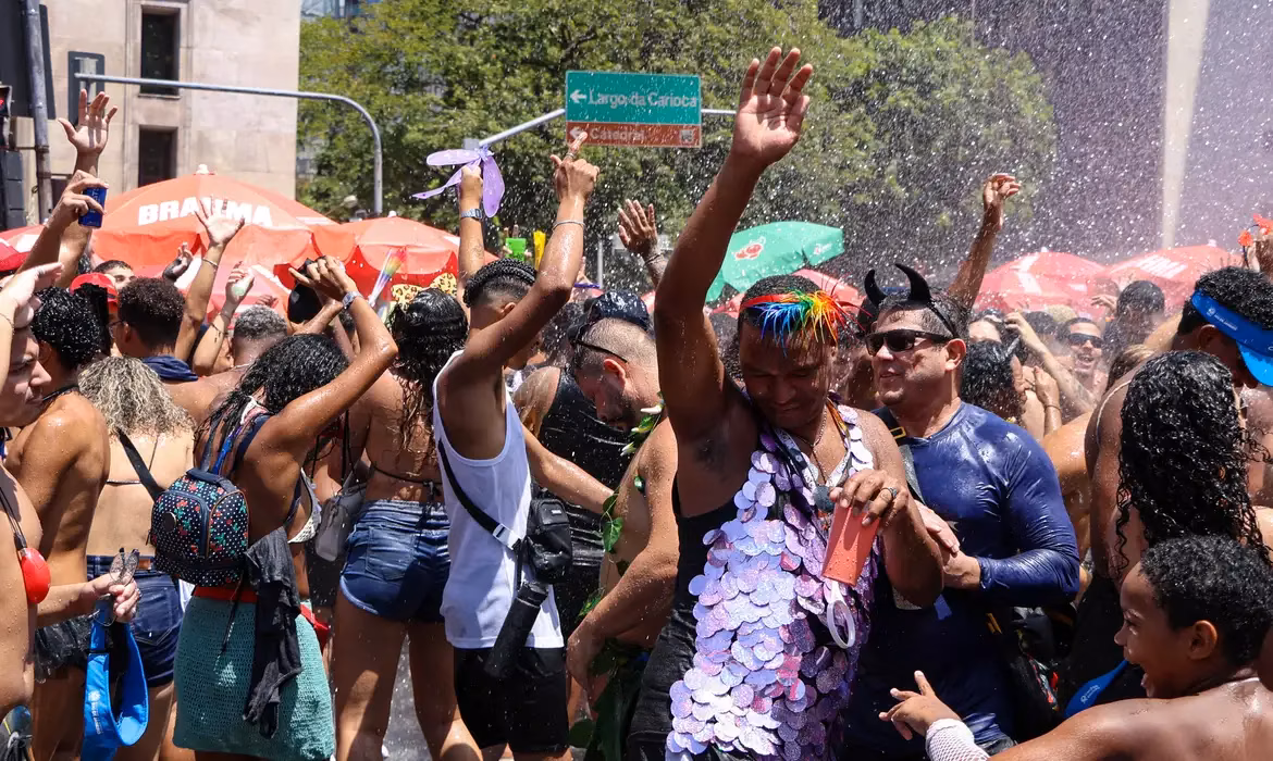 Segundo pessoas que frequentam os blocos no centro de São Paulo, a quantidade de banheiros no Carnaval está visivelmente menor neste ano.