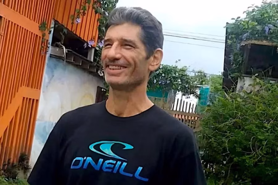 Kurt Van Dyke foi encontrado em sua casa, estrangulado e esfaqueado. A namorada também estava no local, mas apenas amarrada