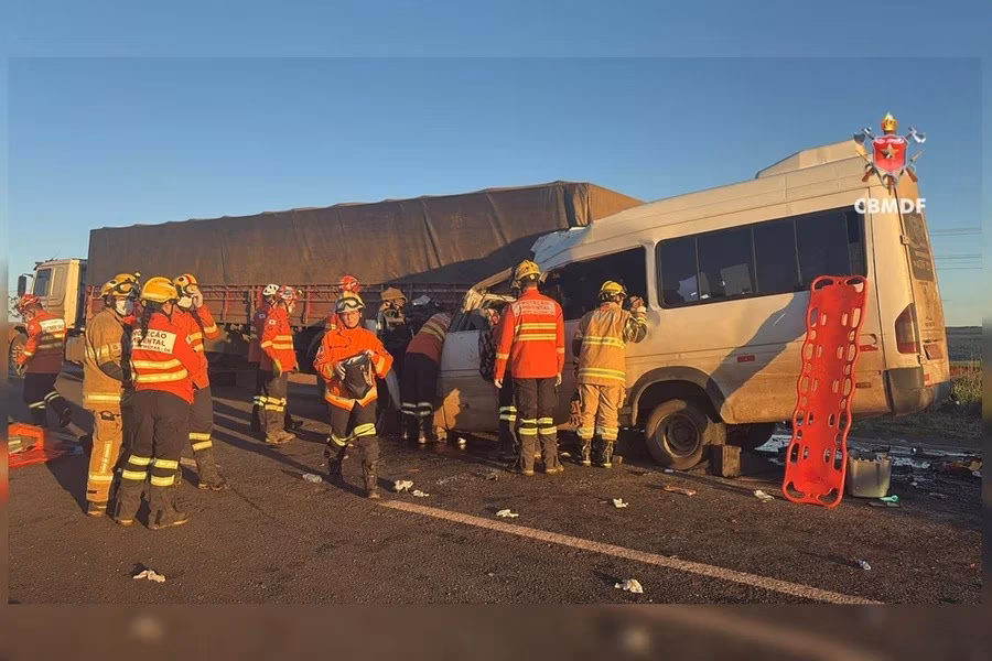 Colisão entre caminhão e van deixa cinco mortos na BR-020