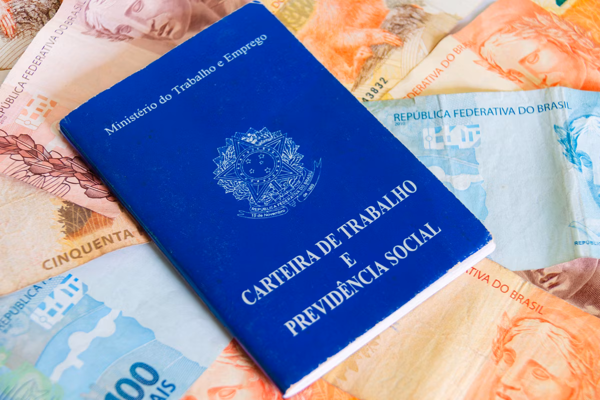 Pedido de demissão garante menos direitos do que dispensa por justa causa