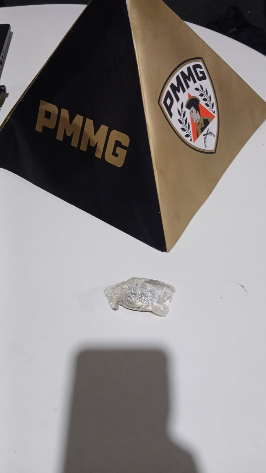 Durante a busca pessoal, o homem teria desobedecido às ordens legais e oferecido resistência física ativa à prisão, chegando a desferir chutes contra os policiais. Diante da reação, os militares utilizaram força moderada para contê-lo e proceder à algemação