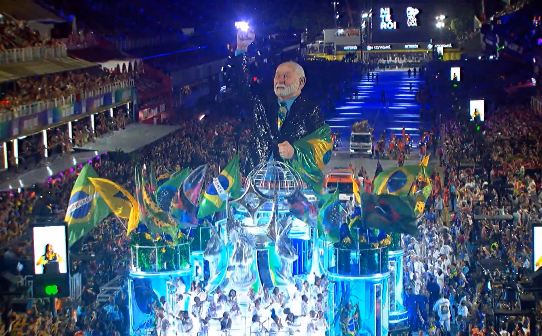 Alegoria da Acadêmicos de Niterói com estátua de Lula