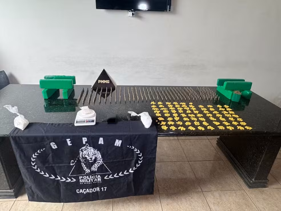 Com apoio do Grupo Especial de Policiamento Ambiental, os militares montaram uma operação para averiguar a denúncia. Os dois suspeitos foram abordados ao mesmo tempo, enquanto estavam próximos um do outro.