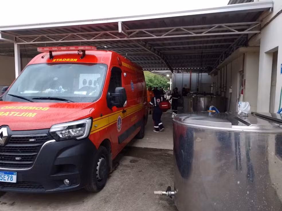 Para liberar a mão do adolescente, os militares precisaram desmontar parte da máquina de moer carne. Foram utilizadas ferramentas de desencarceramento e uma lixadeira elétrica durante a operação, que ocorreu diretamente na linha de produção do frigorífico.