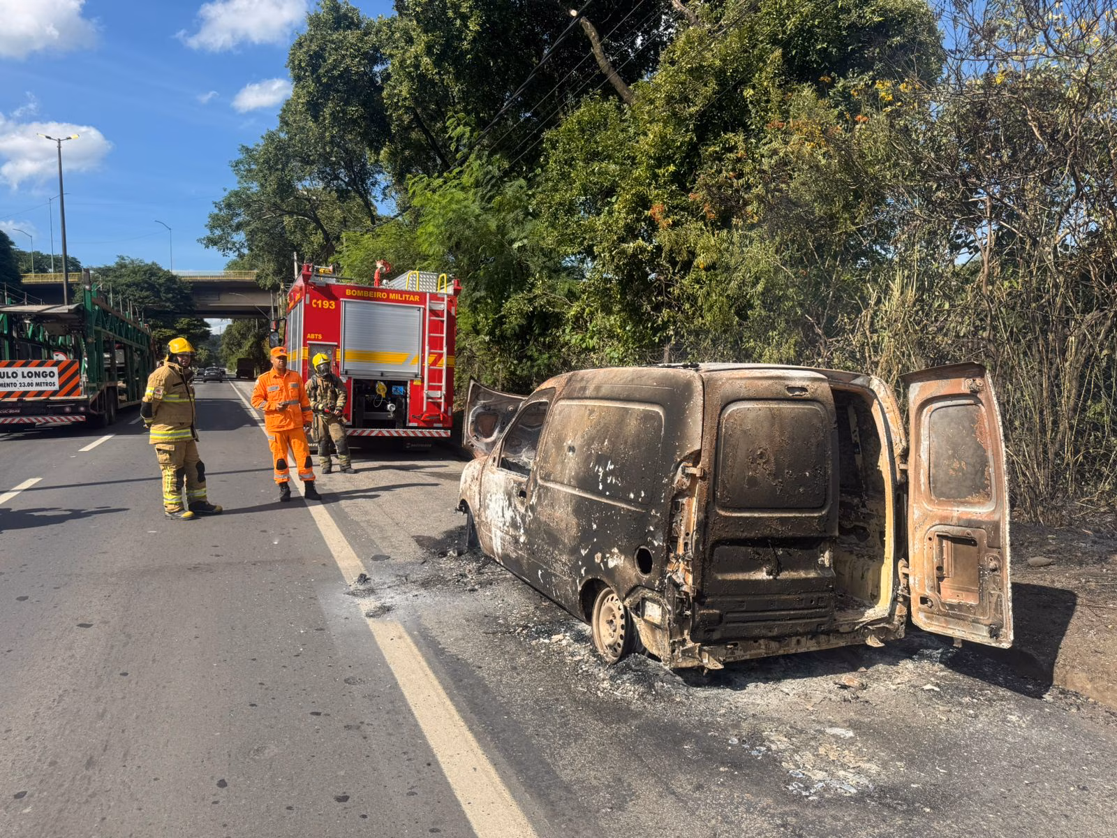 O Corpo de Bombeiros foi acionado e controlou o incêndio. 
