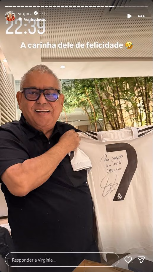 Virginia presenteia presidente da Grande Rio após fim do Carnaval (