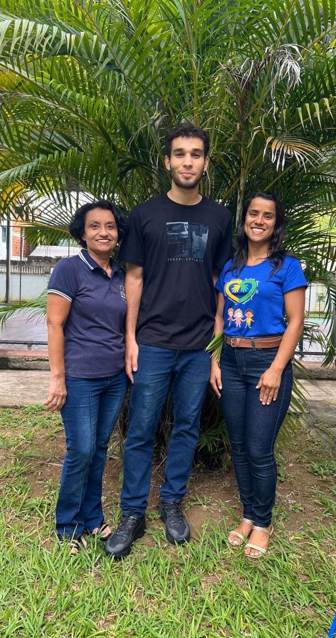 A professora Hellen e os colegas parceiros do projeto, o secretário Delson Gomes e a professora Isabel Sousa, da escola municipal Novo Tempo, de Timóteo