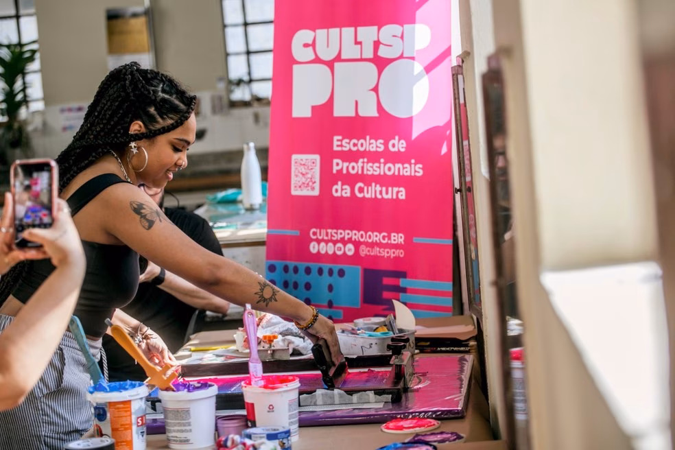 Há cursos em áreas tradicionais, como gastronomia, artesanato e moda, além de formações em setores de tecnologia, como desenvolvimento de games e design digital.