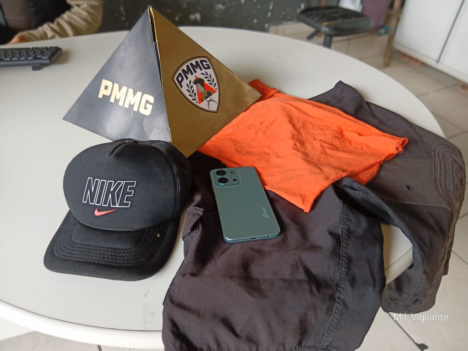 Durante rastreamento, os militares localizaram o suspeito em uma residência na própria Avenida Londrina. Ao ser abordado, ele negou a autoria do crime, mas familiares o reconheceram nas imagens e confirmaram que a bicicleta e as roupas usadas na ação eram de sua posse.