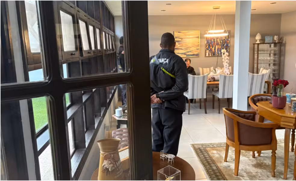 Banco investigado por facilitar lavagem bilionária é alvo de operação da PF em SP.