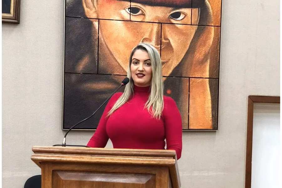 Aline Santos tem 36 anos e está em seu 2º mandato na Câmara de Embu das Artes. A vereadora atropelou o namorado após levar chutes e socos