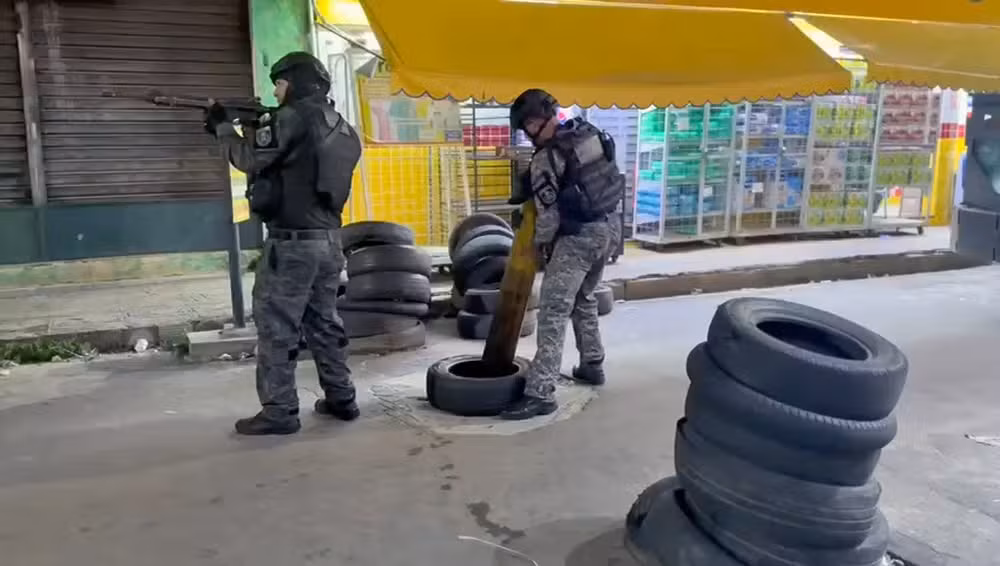 PM remove barricada na Maré