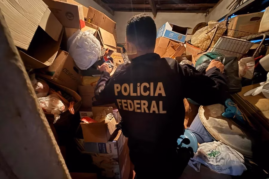 Ao todo, são cumpridos seis mandados de prisão temporária e seis mandados de busca e apreensão em diferentes municípios de Minas Gerais