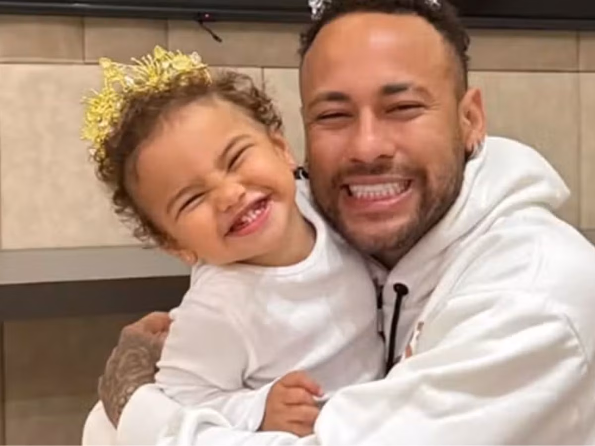 Mavie, filha de Neymar, encanta web com oração antes de dormir