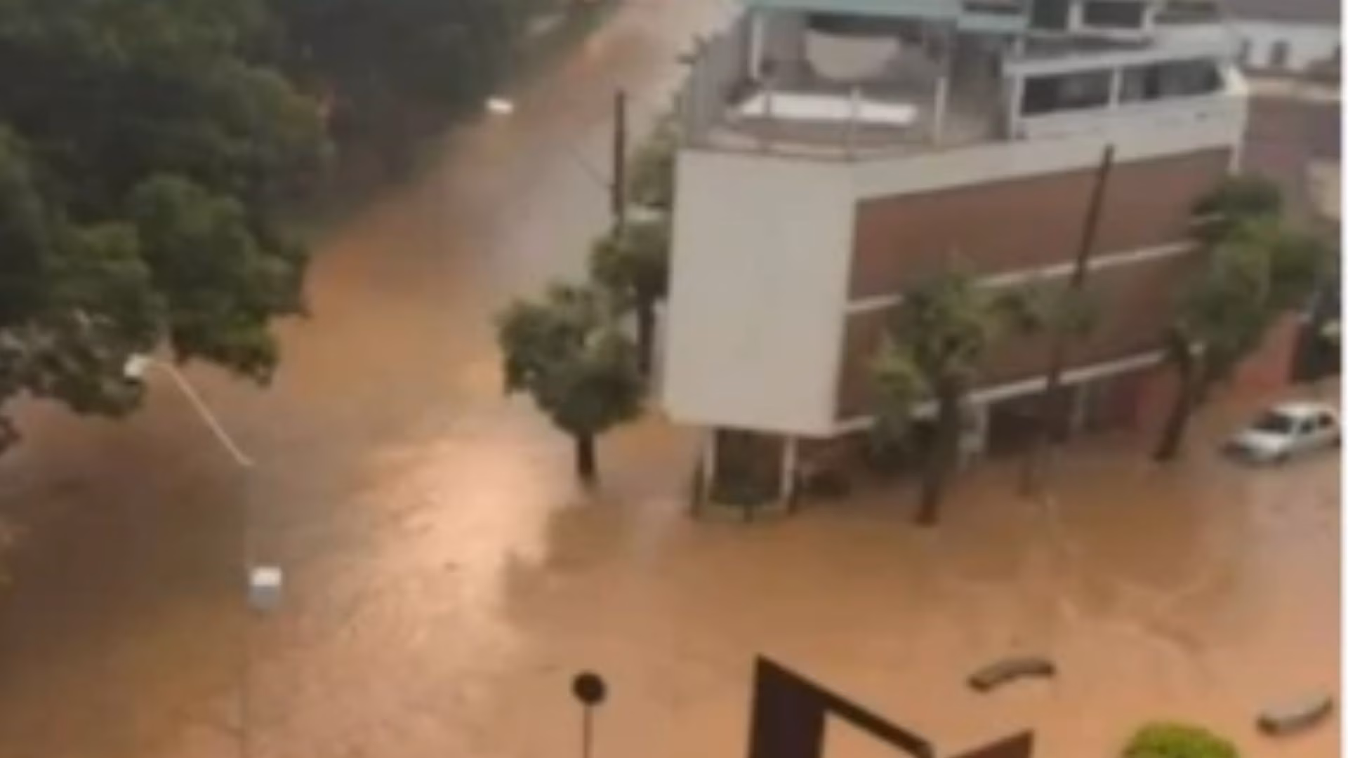 O Corpo de Bombeiros Militar de Minas Gerais informou que recebeu três chamados para resgatar pessoas ilhadas e outros três relacionados a deslizamentos de terra.