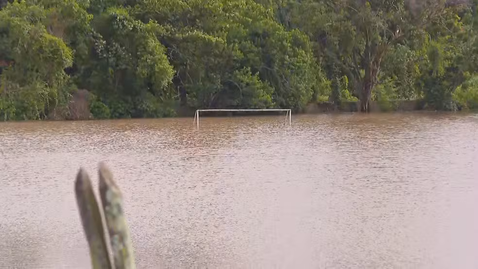 Campo de futebol em Guaratiba ficou alagado