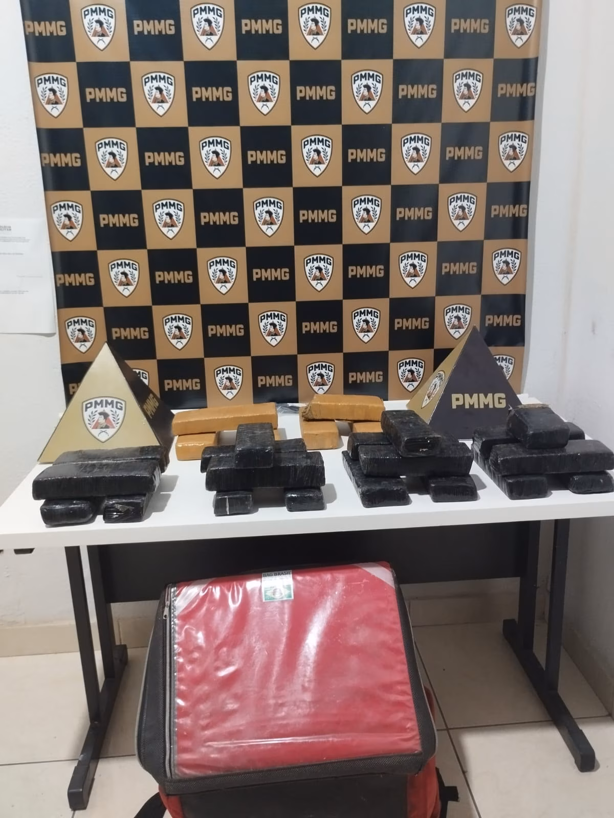 O segundo motociclista também tentou escapar, mas perdeu o controle do veículo, caiu ao solo e correu em direção a um matagal. Ele foi alcançado pelos policiais e abordado em seguida.