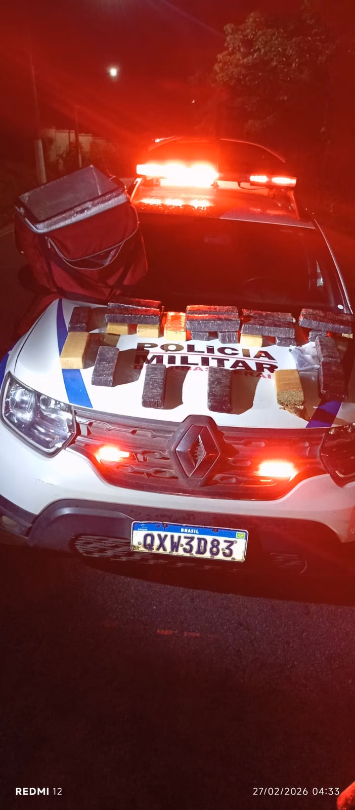 O segundo motociclista também tentou escapar, mas perdeu o controle do veículo, caiu ao solo e correu em direção a um matagal. Ele foi alcançado pelos policiais e abordado em seguida.