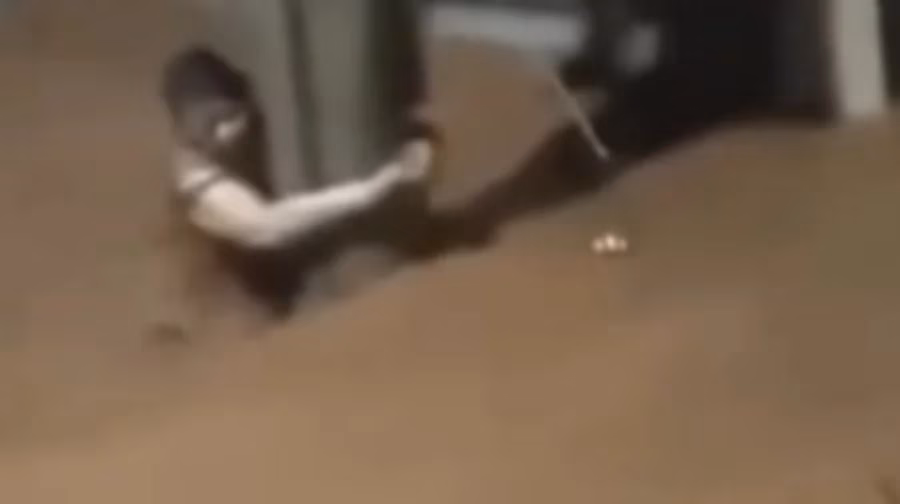 Edna Almeida Silva, de 56 anos, ficou 3 horas agarrada a um poste em Ubá em meio a inundação até ser salva por vizinhos