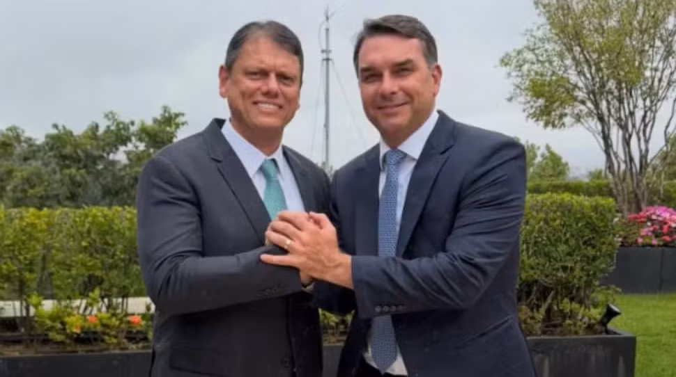 Tarcísio e Flávio se encontram para discutir eleição.