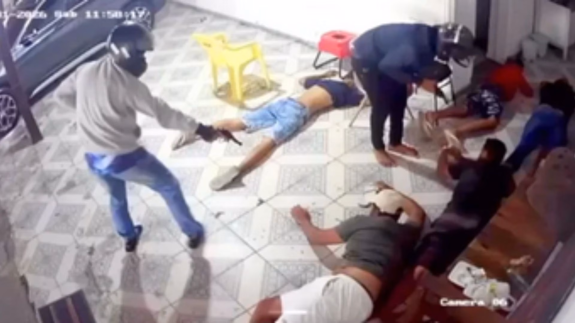 Como a proprietária do estabelecimento não estava no local, um dos autores, bastante alterado, efetuou um disparo de arma de fogo, atingindo a perna da vítima já ferida.