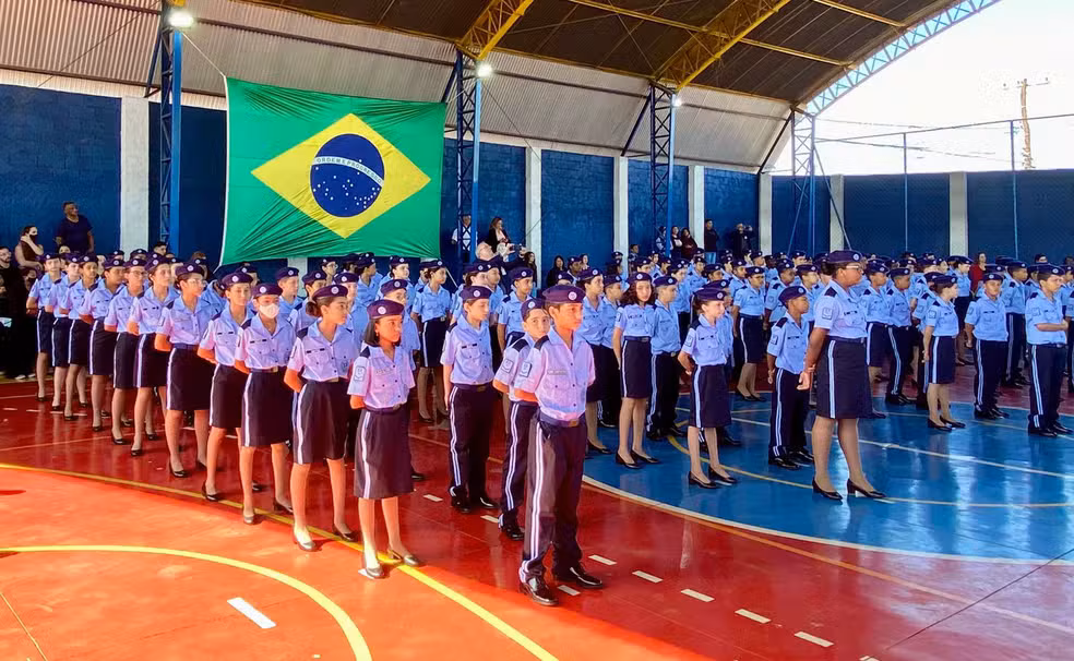 Modelo foi instituído pela Lei Complementar nº 1.398/2024, com previsão de gastos de R$ 7,2 milhões para pagamento de policiais militares; escolas aprovadas estão distribuídas em 89 municípios.