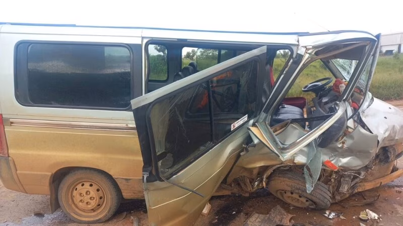 Motorista sem CNH invade a contramão, mata três e fere 11 em acidente em MG