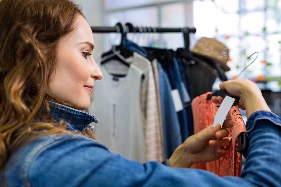 Etiqueta em dólar ou euro: o consumidor paga 'um por um' em reais?