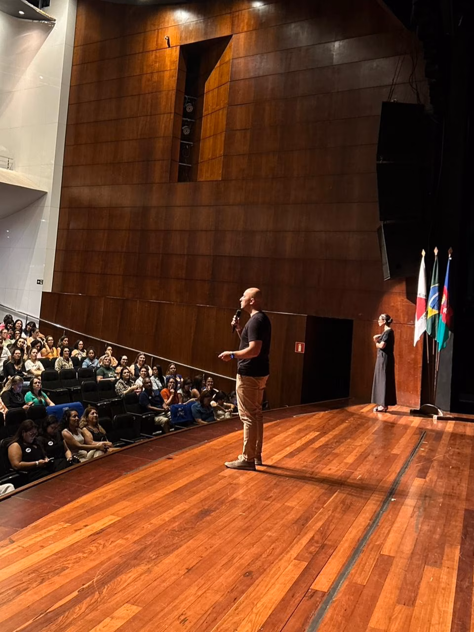 SUGESTÃO DE PAUTA - Palestrantes emocionam educadores com lições de superação e recomeço em aulas inaugurais em Ipatinga