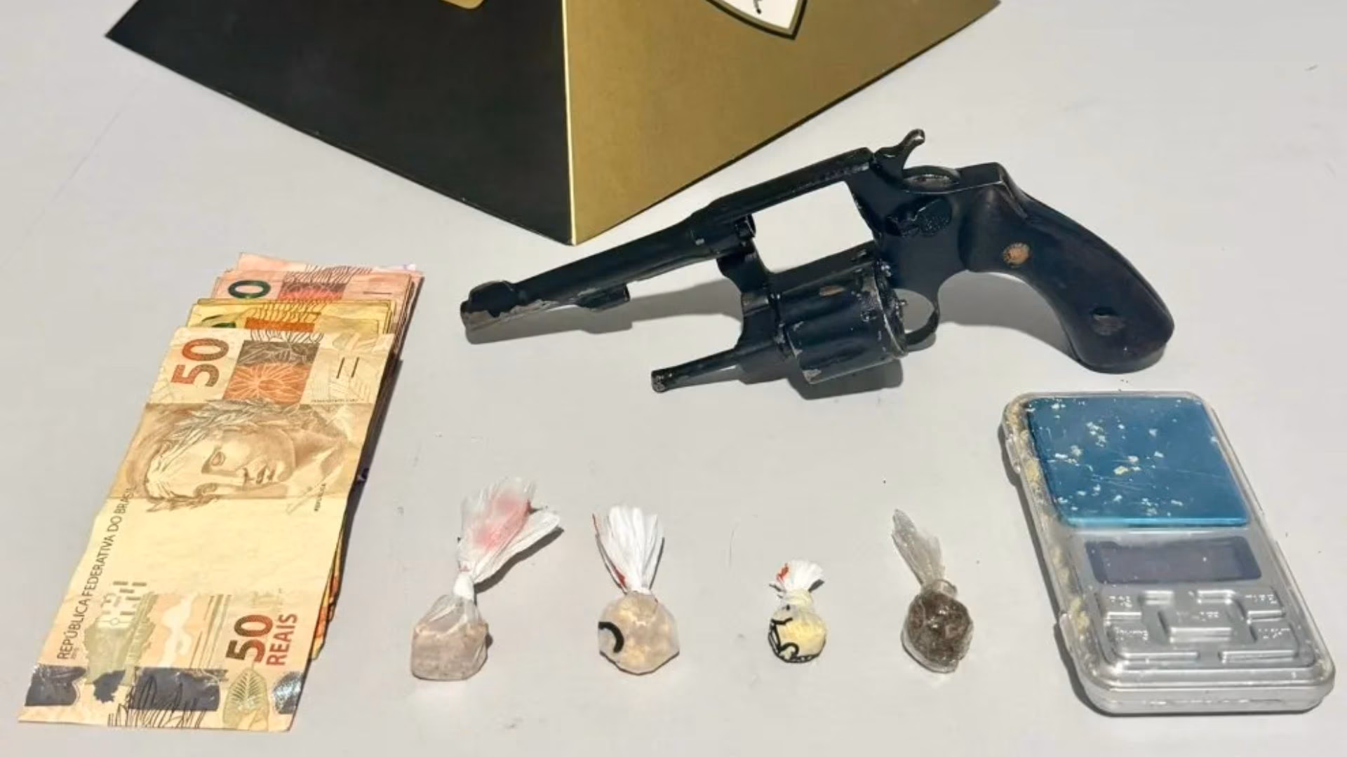 Ao fim da ação, foram apreendidos um revólver Taurus calibre .32, três porções de crack, uma bucha de maconha, uma balança de precisão e R$ 280 em dinheiro.