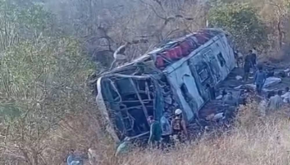 Ônibus com romeiros capota e deixa feridos em São José da Tapera