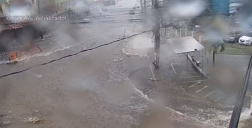 De acordo com o Alerta Rio, núcleos de chuva muito forte atuam sobre a Zona Oeste