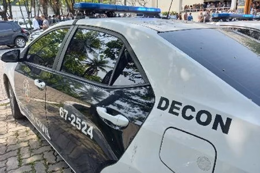 De acordo com os agentes da Polícia Civil, as etiquetas com informações sobre validade eram trocadas para prolongar o prazo de venda