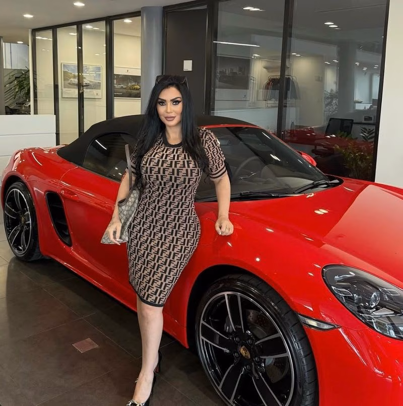 Influenciadora revela que precisou adaptar carro de luxo por conta de 'peitão' (