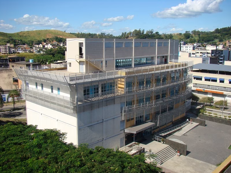 De acordo com a acusação, Everton atraiu a vítima até o imóvel e, de forma previamente planejada, atacou Gustavo enquanto ele estava sentado no sofá. Usando uma marreta, desferiu vários golpes na cabeça do jovem, que morreu no local em razão da violência extrema empregada.