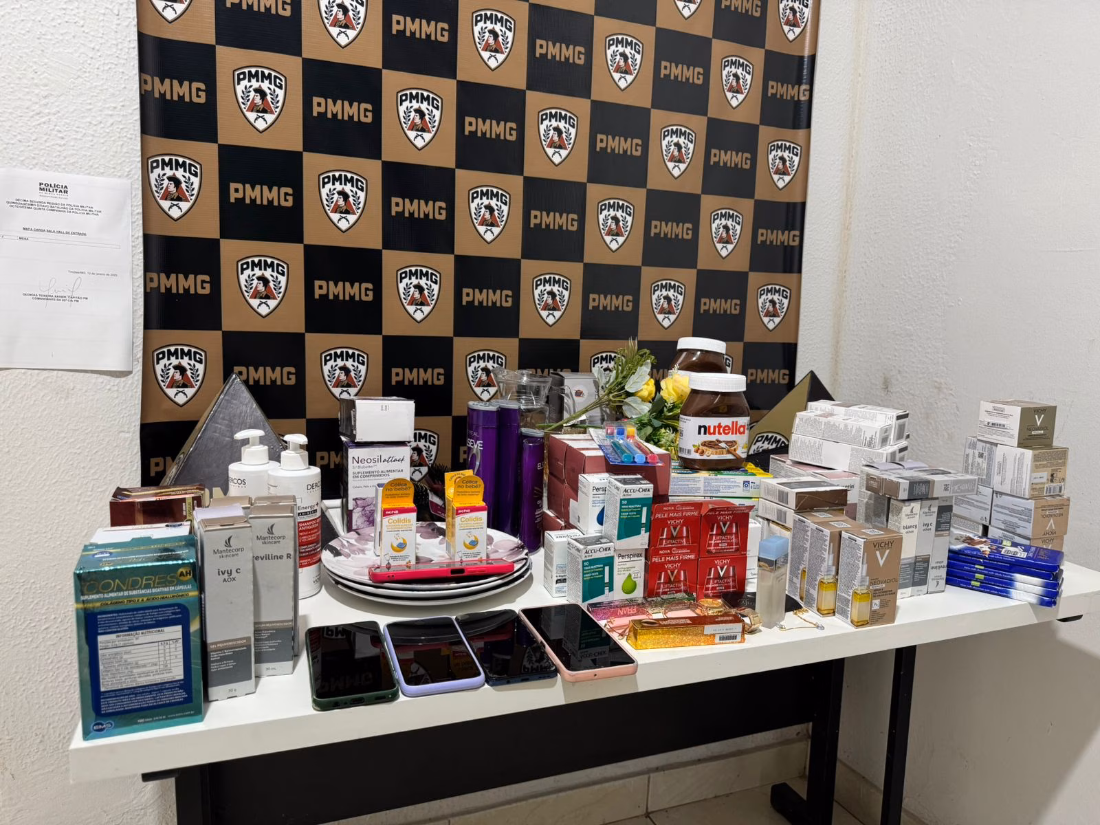 O automóvel utilizado nos crimes foi apreendido e levado para um pátio credenciado da Polícia Civil. Os envolvidos e os materiais recuperados foram conduzidos à unidade da Polícia Militar para registro do boletim de ocorrência.