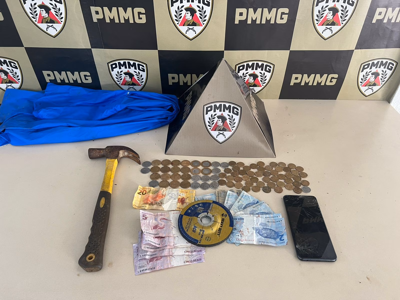 Após o crime, ele fugiu utilizando um mototáxi.