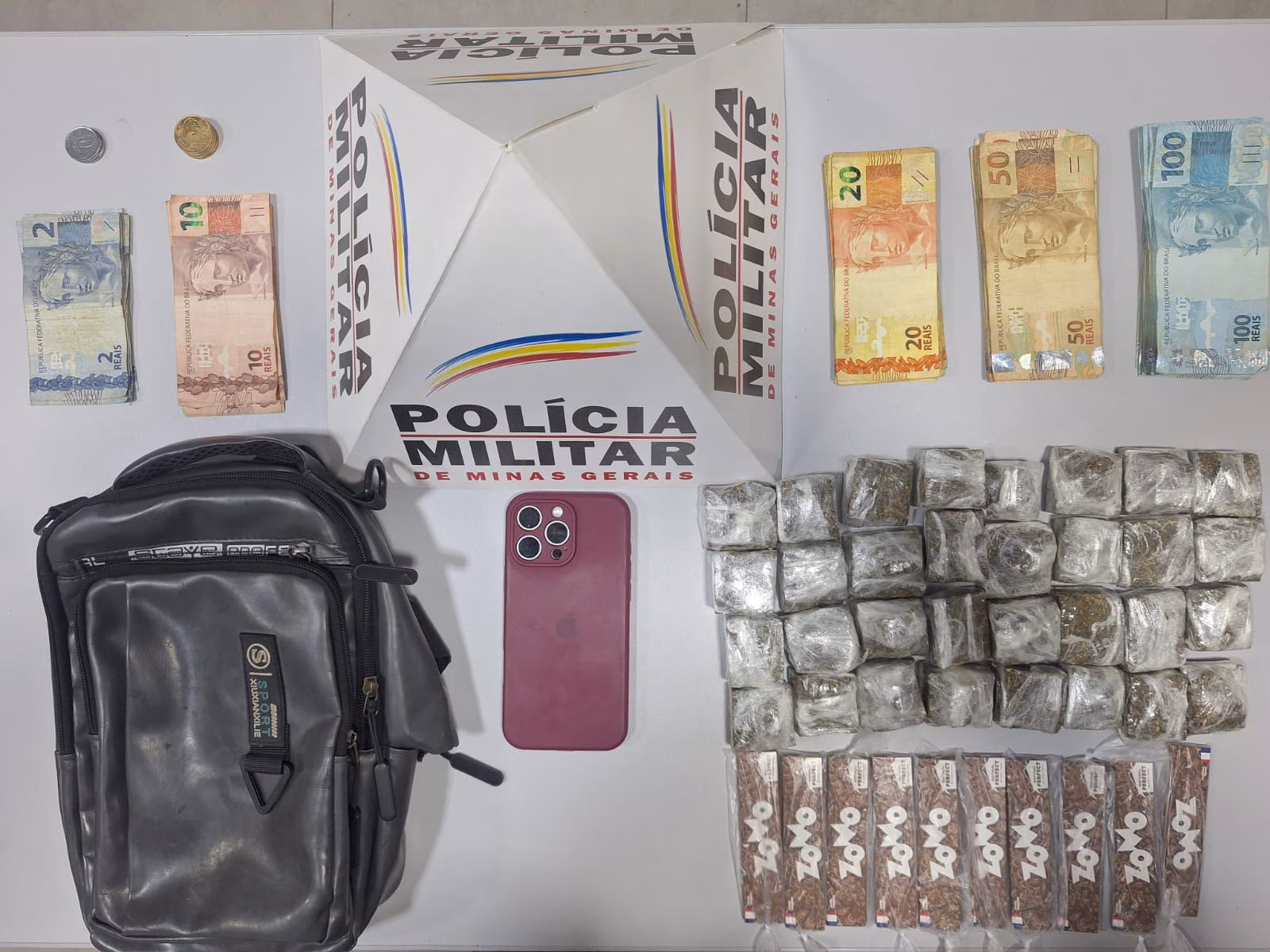 Após concluir a primeira abordagem, os militares iniciaram rastreamento e localizaram a motociclista parada sob uma árvore, em um ponto de baixa iluminação, com o veículo desligado.