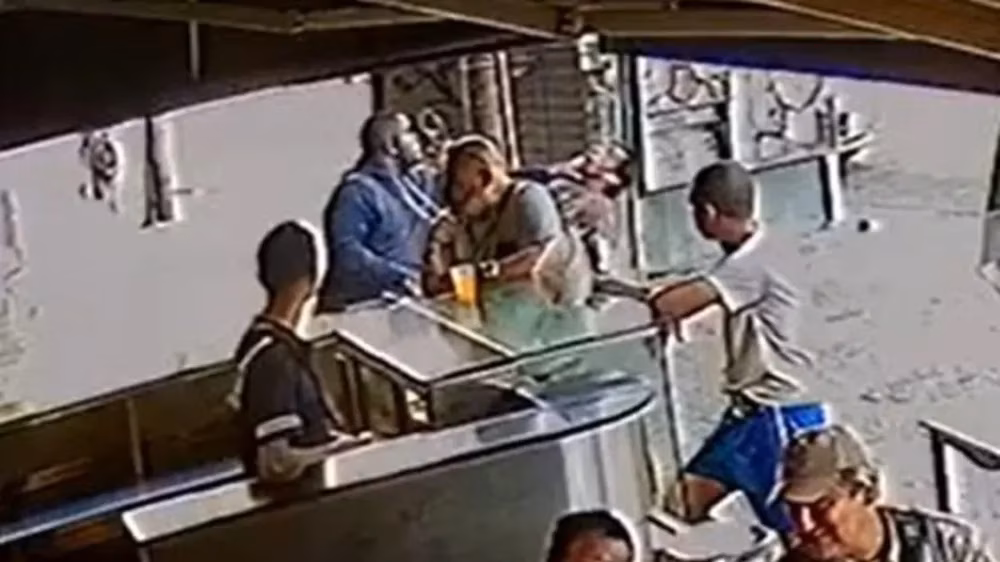 Carlos Alberto Rocaigues do Rosário Junior responde por homicídio qualificado e está preso.