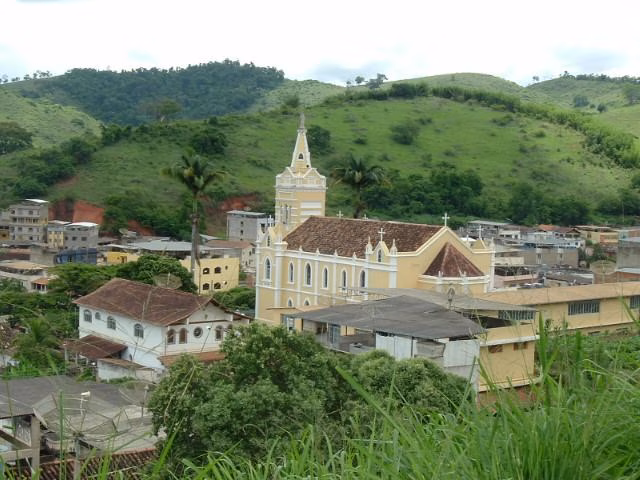 A denúncia relata ainda que o homem se valeu de sua posição de liderança religiosa e da ascendência moral que exercia sobre a vítima para assediá-la de forma sistemática, enviando mensagens pelo WhatsApp com conteúdo inadequado, manifestando interesse sexual, oferecendo presentes e insistindo para que ela fosse à sua residência, em conduta que caracterizaria aliciamento e exploração sexual.