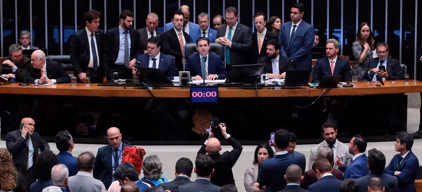 Senado aprova folga a cada 3 dias e aumento para servidores do Congresso.