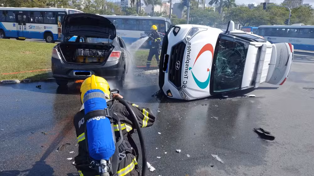 Carro com órgãos para transplante se envolve em acidente com feridos em Florianópolis
