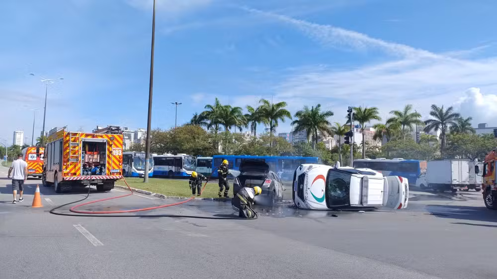Colisão ocorreu na Avenida Governador Gustavo Richard e deixou dois feridos. Com o impacto da batida, o automóvel de passeio chegou a pegar fogo.
