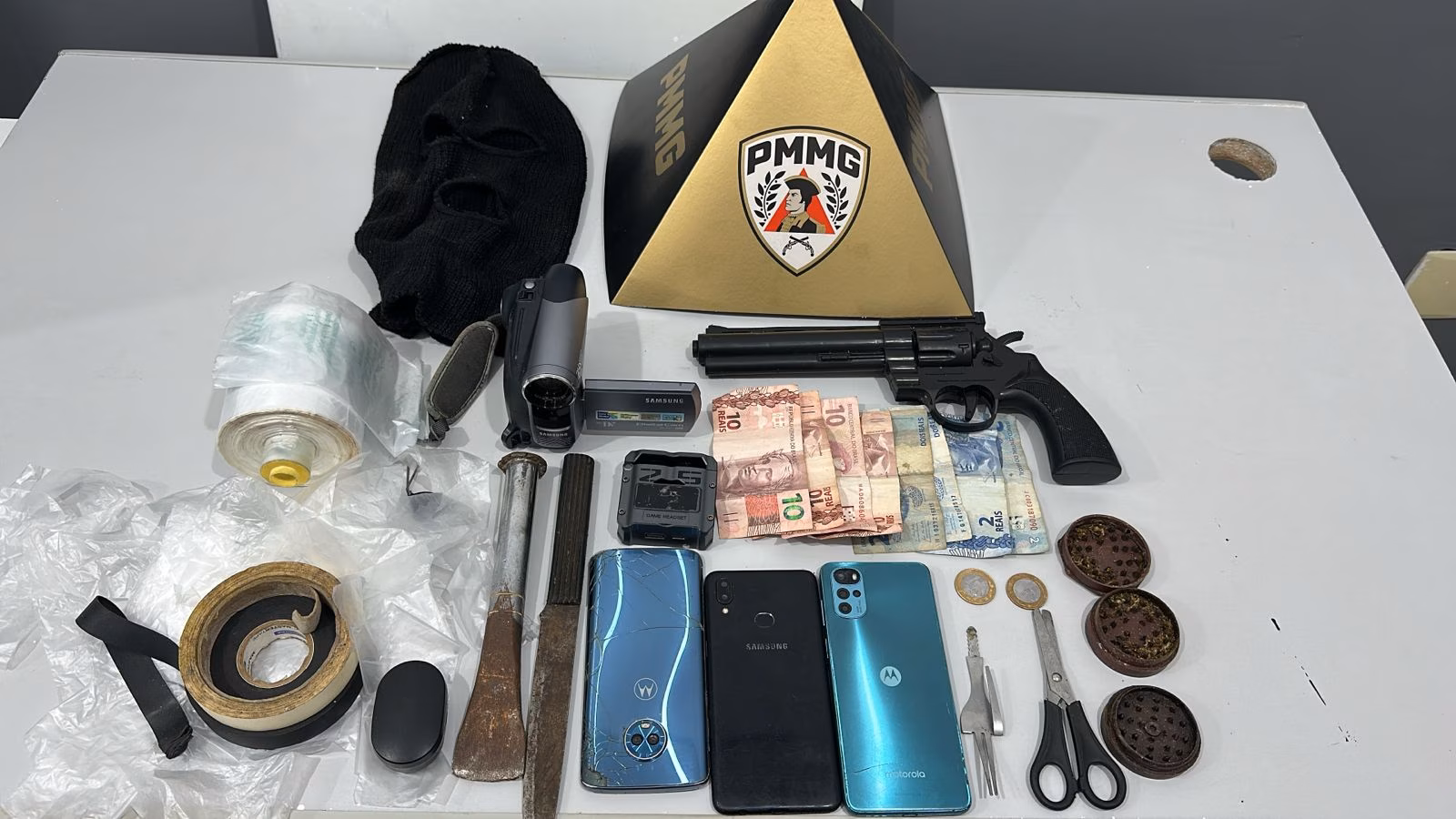 No imóvel, outros dois homens foram abordados. Com um deles, os policiais localizaram uma porção significativa de crack e diversas unidades já fracionadas para venda