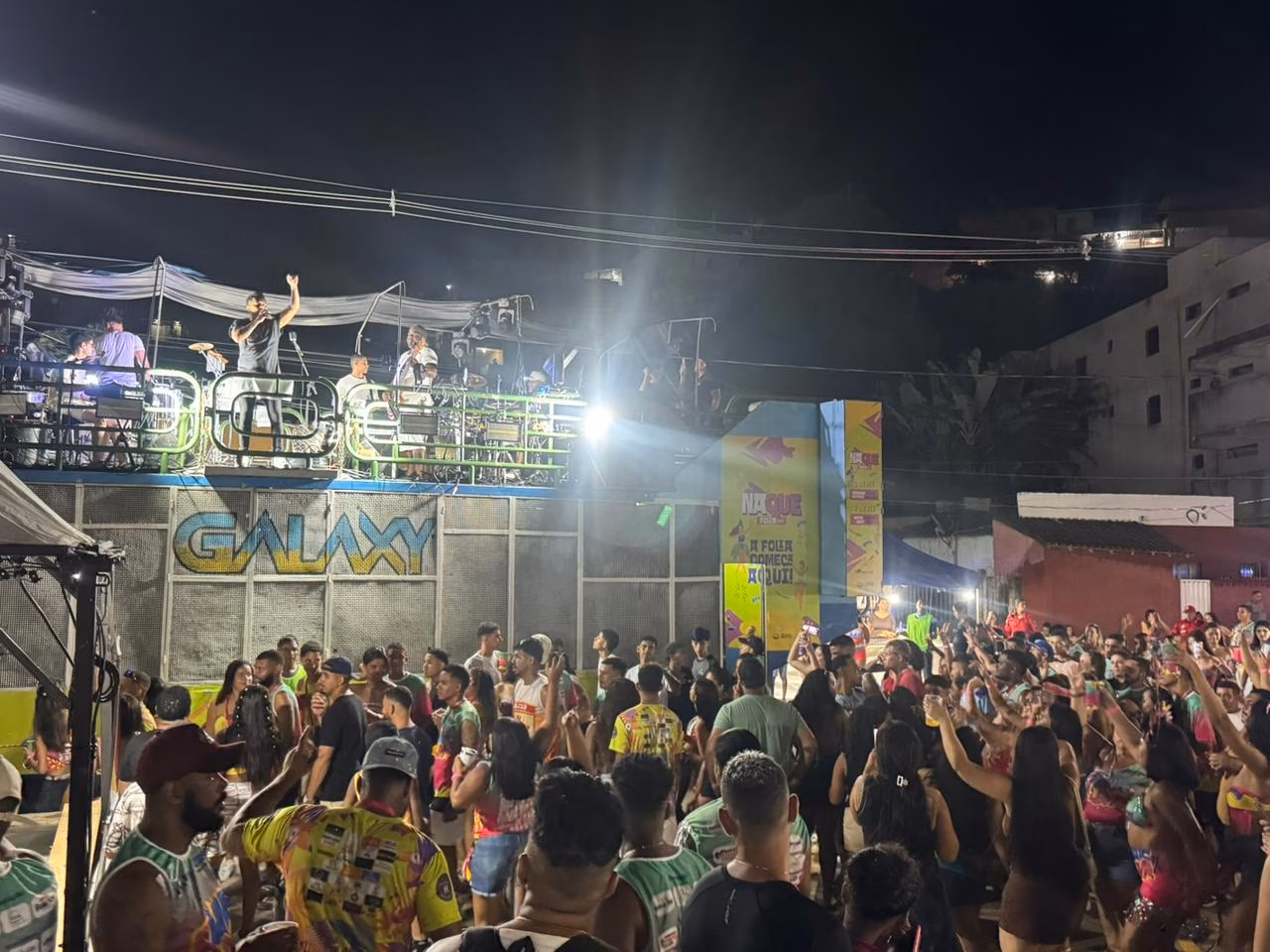 A expectativa da organização é de que o público aumente no segundo dia do evento, consolidando o Naque Folia como uma das principais celebrações populares do município.